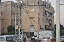  بالصور: إنقطاع التيار الكهربائي عن أجزاء كبيرة من حي رمات اشكول بمدينة اللد